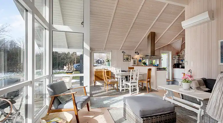 Nyere sommerhus i grønne omgivelser