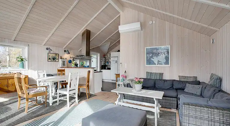 Nyere sommerhus i grønne omgivelser