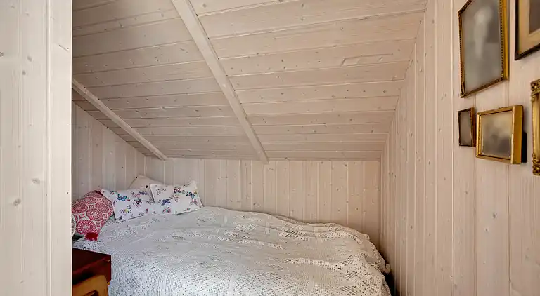 Nyere sommerhus i grønne omgivelser