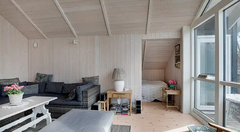 Nyere sommerhus i grønne omgivelser