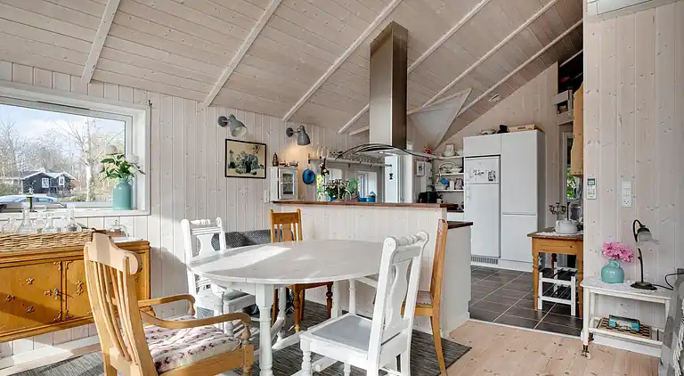 Nyere sommerhus i grønne omgivelser