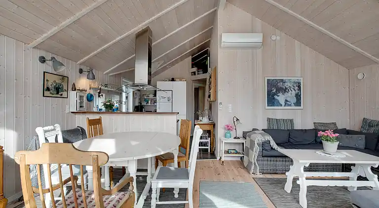 Nyere sommerhus i grønne omgivelser