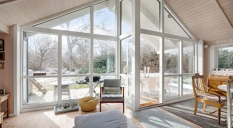 Nyere sommerhus i grønne omgivelser