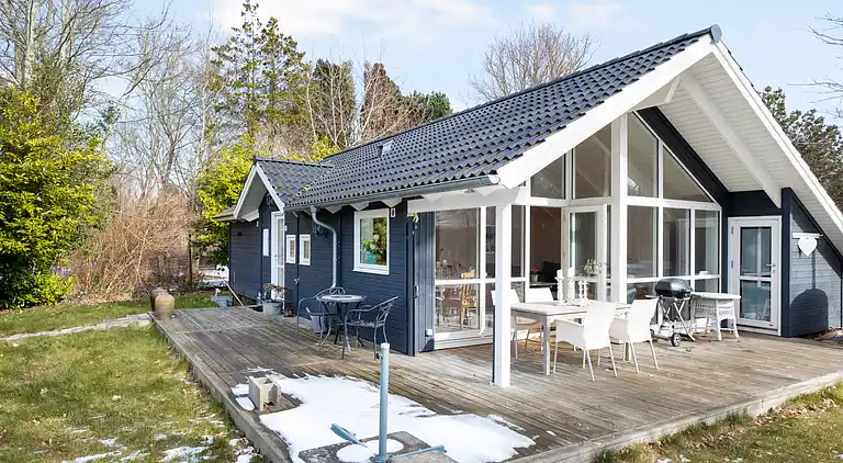 Nyere sommerhus i grønne omgivelser