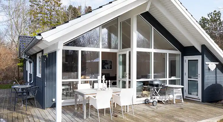 Nyere sommerhus i grønne omgivelser