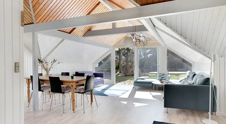 Sommerhus med brændeovn og pavillon