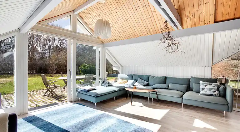 Sommerhus med brændeovn og pavillon