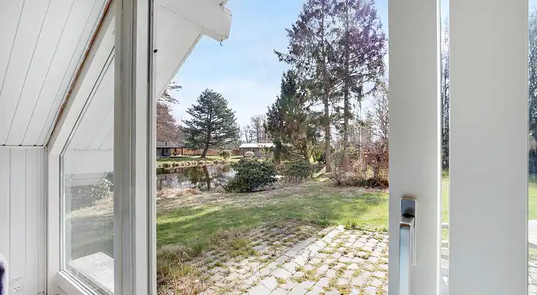 Sommerhus med brændeovn og pavillon