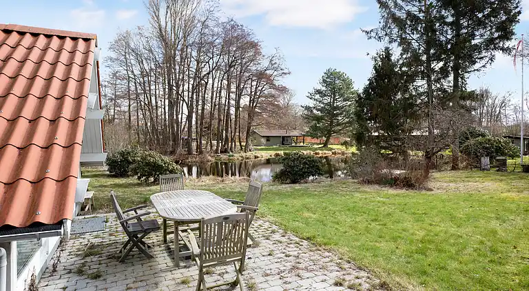Sommerhus med brændeovn og pavillon