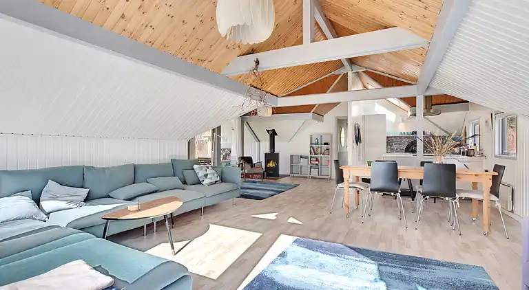 Sommerhus med brændeovn og pavillon