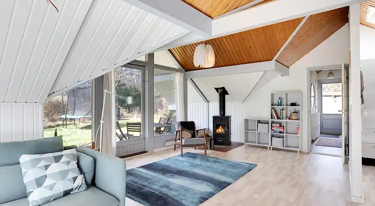 Sommerhus med brændeovn og pavillon