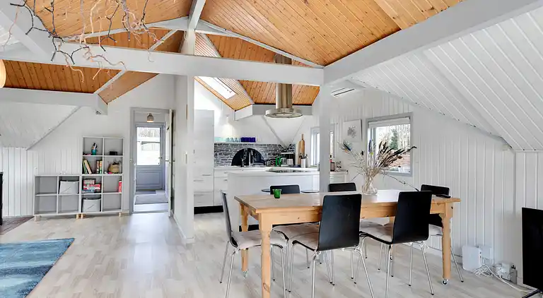 Sommerhus med brændeovn og pavillon