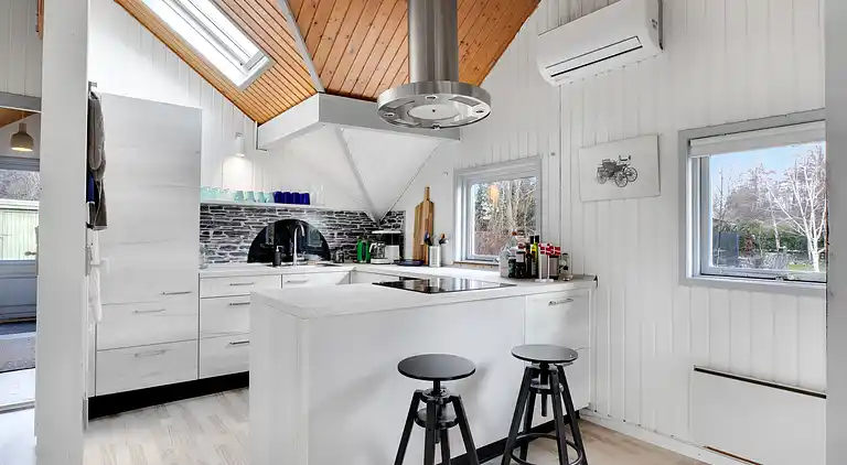 Sommerhus med brændeovn og pavillon