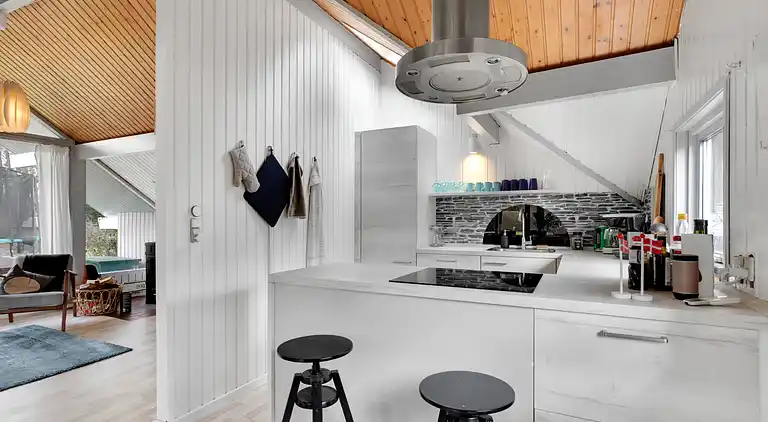 Sommerhus med brændeovn og pavillon