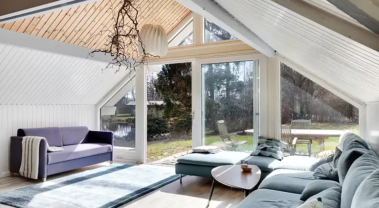 Sommerhus med brændeovn og pavillon