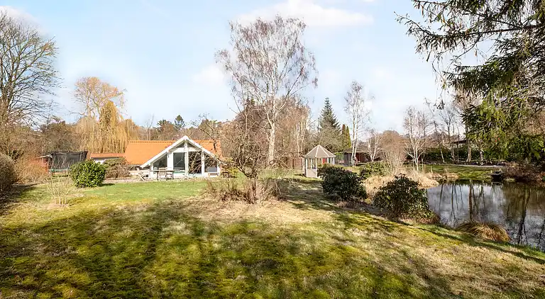Sommerhus med brændeovn og pavillon