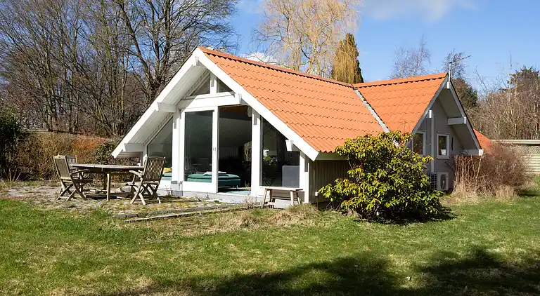 Sommerhus med brændeovn og pavillon