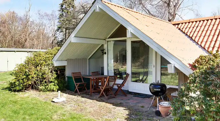 Sommerhus med brændeovn og pavillon
