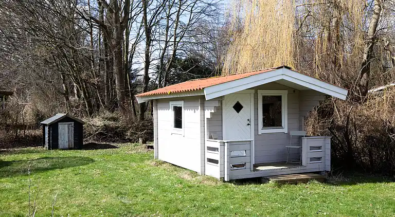 Sommerhus med brændeovn og pavillon
