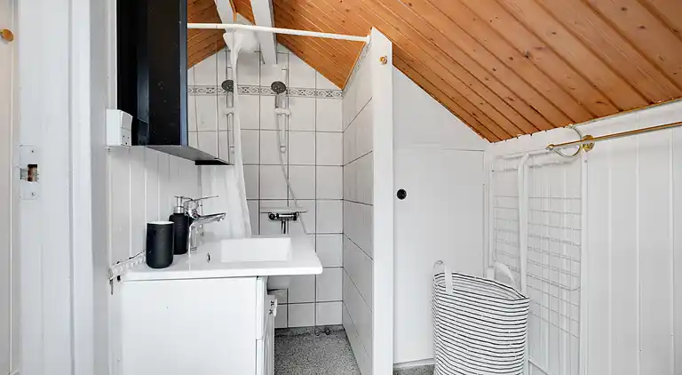 Sommerhus med brændeovn og pavillon