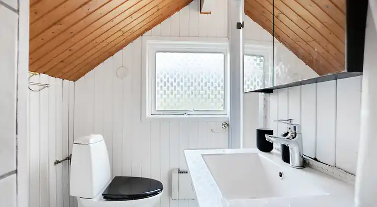 Sommerhus med brændeovn og pavillon