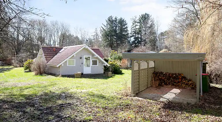 Sommerhus med brændeovn og pavillon