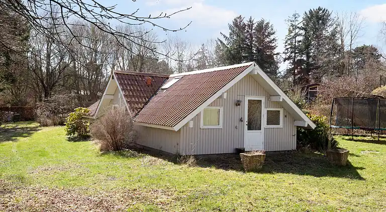 Sommerhus med brændeovn og pavillon
