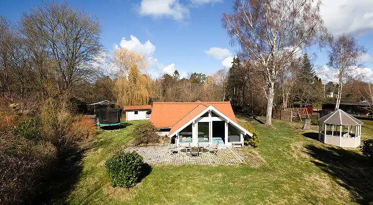 Sommerhus med brændeovn og pavillon