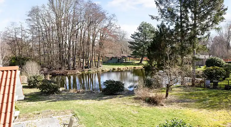 Sommerhus med brændeovn og pavillon