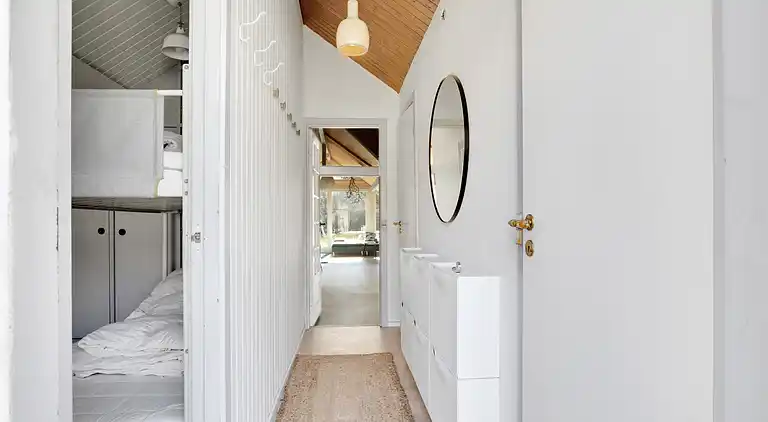 Sommerhus med brændeovn og pavillon