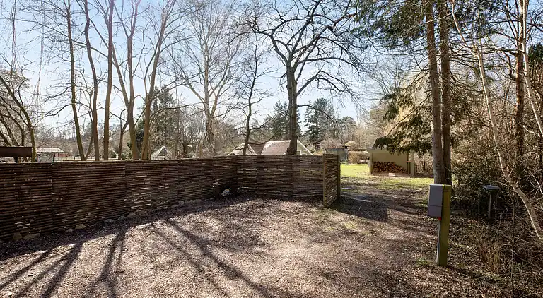 Sommerhus med brændeovn og pavillon