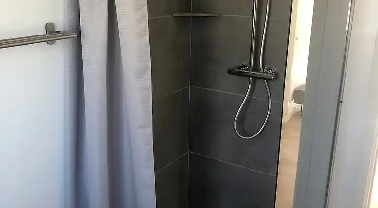 Nyt moderne sommerhus nær strand og by