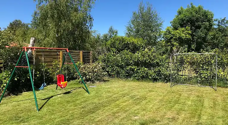 Nyt moderne sommerhus nær strand og by