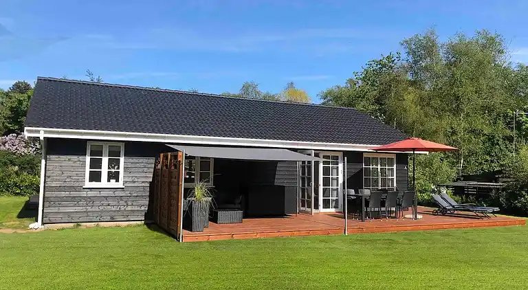 Nyt moderne sommerhus nær strand og by