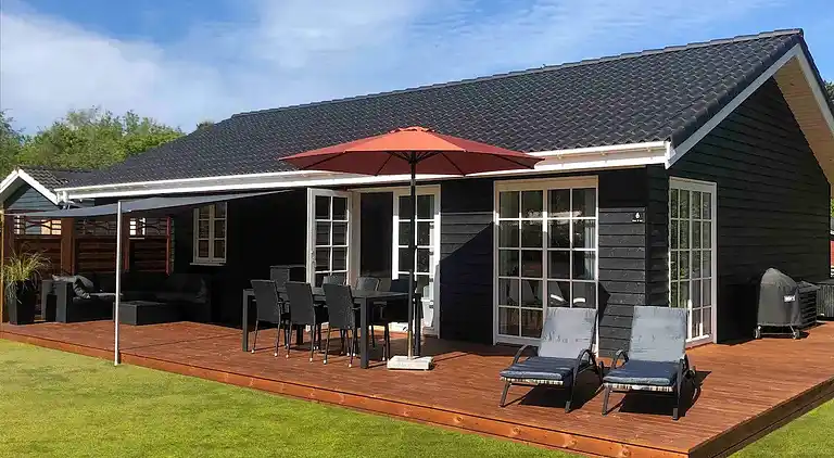 Nyt moderne sommerhus nær strand og by