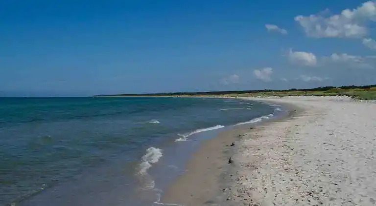 Nyt moderne sommerhus nær strand og by