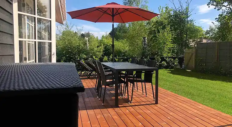 Nyt moderne sommerhus nær strand og by