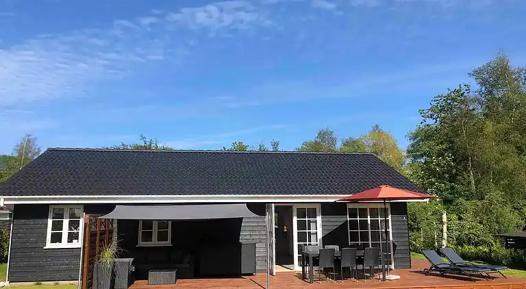 Nyt moderne sommerhus nær strand og by