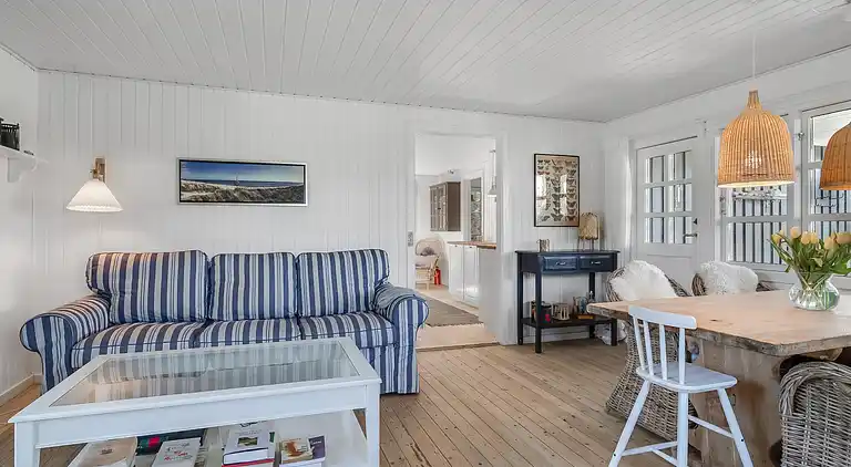 Autentisk feriehus med badstue nær stranden