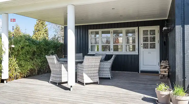 Autentisk feriehus med badstue nær stranden