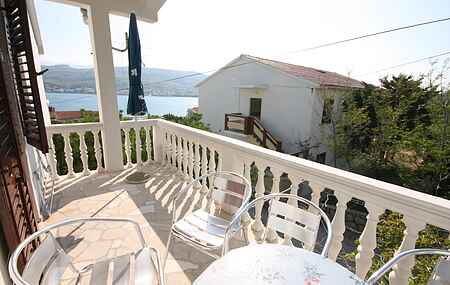 Two bedroom apartment with terrace and sea view Pag