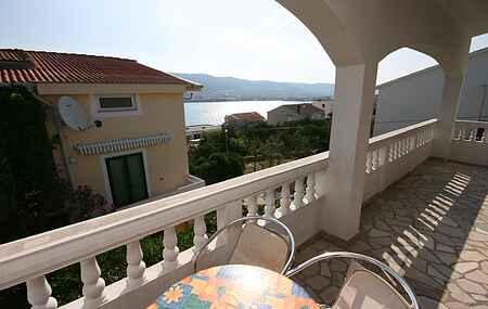 Two bedroom apartment with terrace and sea view Pag