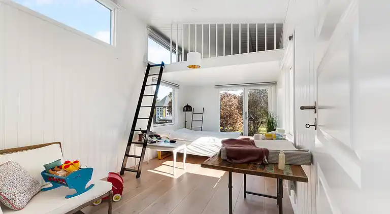 Lyst sommerhus tæt på havet i grønne omgivelser