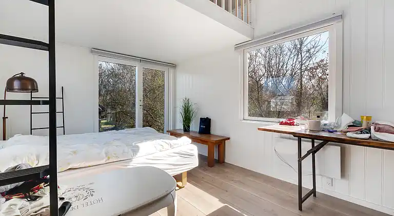 Lyst sommerhus tæt på havet i grønne omgivelser