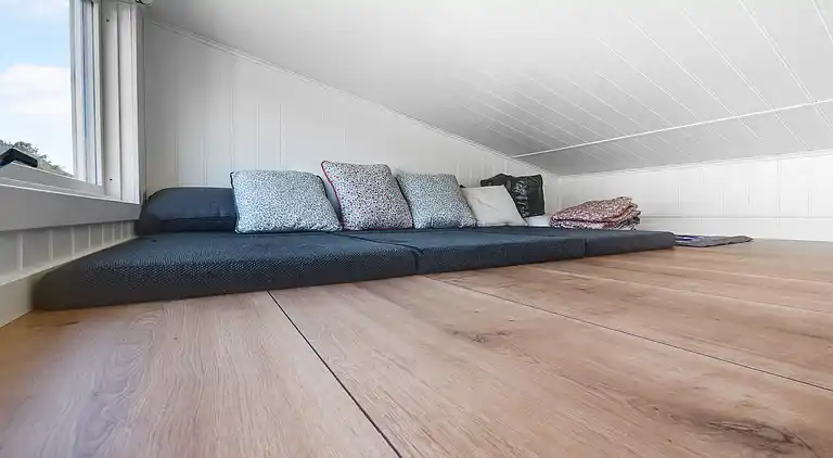 Lyst sommerhus tæt på havet i grønne omgivelser