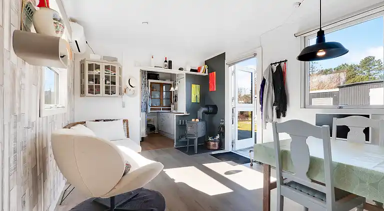 Lyst sommerhus tæt på havet i grønne omgivelser