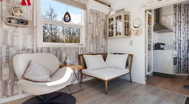 Lyst sommerhus tæt på havet i grønne omgivelser