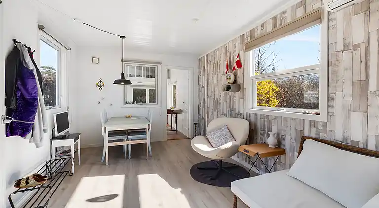 Lyst sommerhus tæt på havet i grønne omgivelser