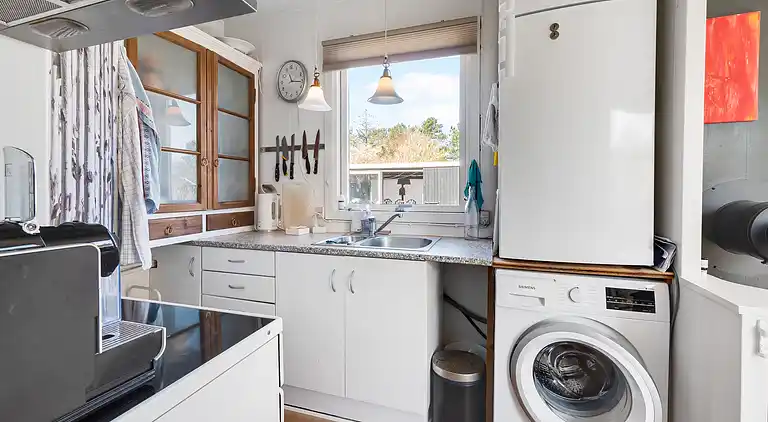 Lyst sommerhus tæt på havet i grønne omgivelser