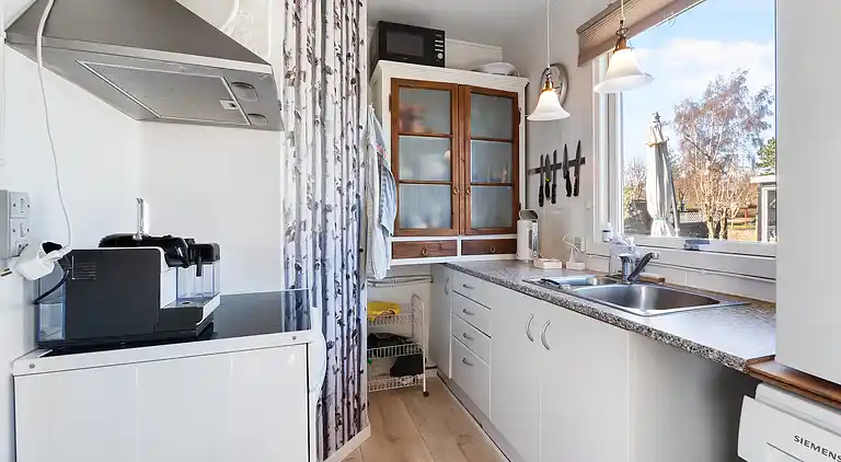 Lyst sommerhus tæt på havet i grønne omgivelser